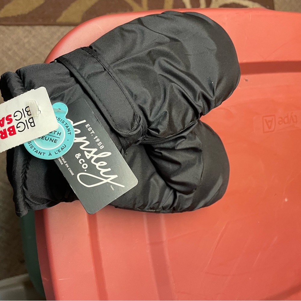 Brand new with tags youth mittens